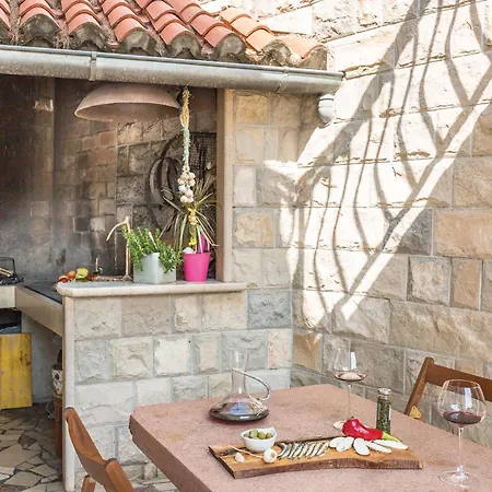 Veliko Brdo Iii * マカルスカ