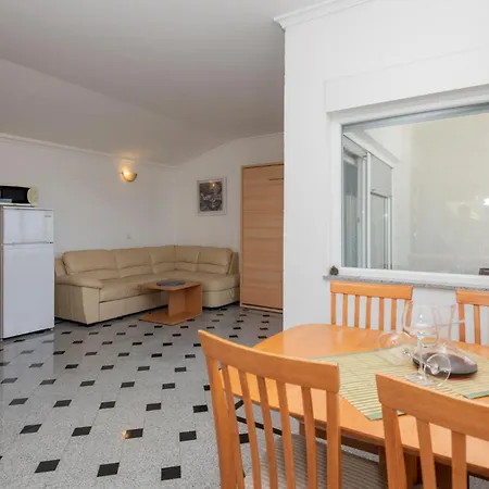 Apartment 1 Bedroom Stunning In Makarska