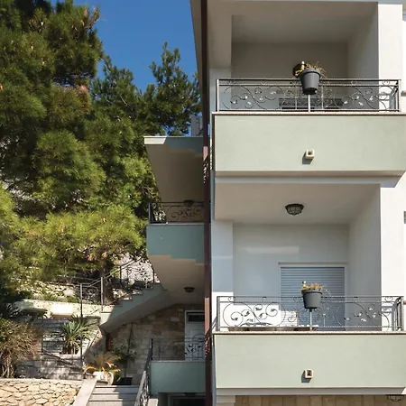 1 Bedroom Stunning In Apartment *