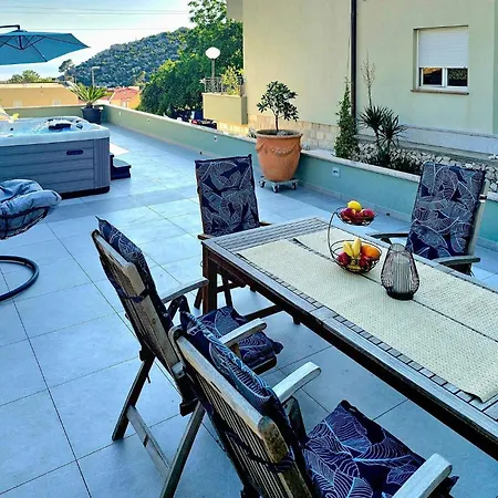 Apartment 1 Bedroom Stunning In Makarska