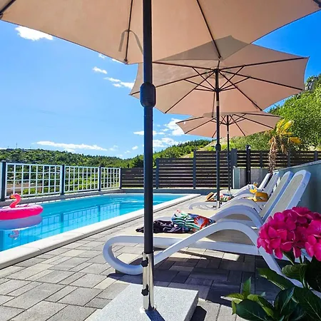 Veliko Brdo Iii * マカルスカ