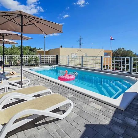 Veliko Brdo Iii アパート *